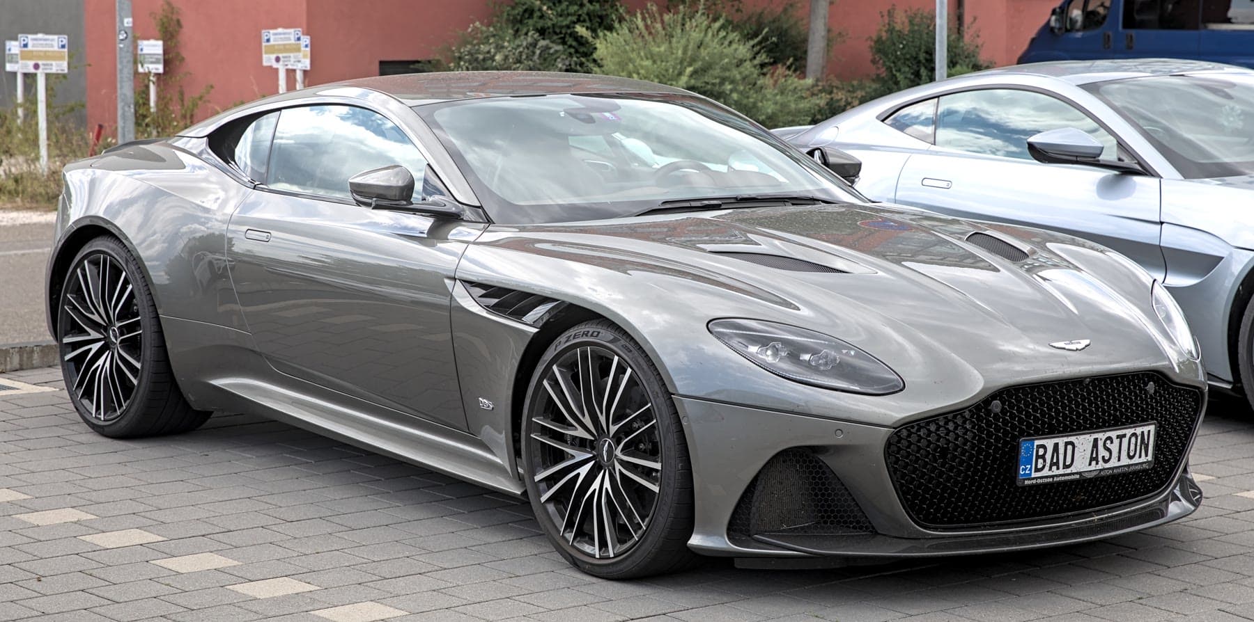 Aston Martin DBS Superleggera verde racing al anochecer